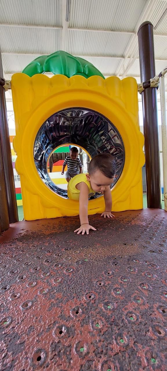Bebé gateando en un túnel de juegos