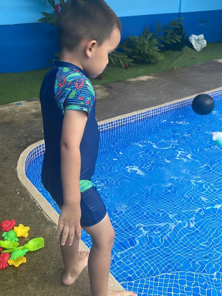 Niños divirtiéndose en la piscina